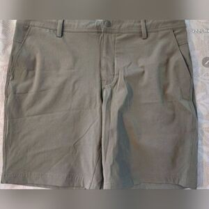 P21 REI COOP Men's Classic Olive Green 9" Inseam Shorts Side & Back Pockets